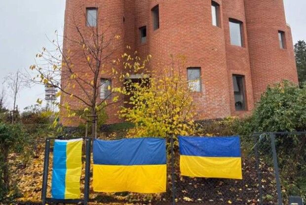 Синьо-жовті прапори з'явилися навколо будинку чеського спікера, який зняв український стяг