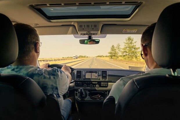 До водіїв-лихачів в Естонії застосують «заспокійливі» зупинки