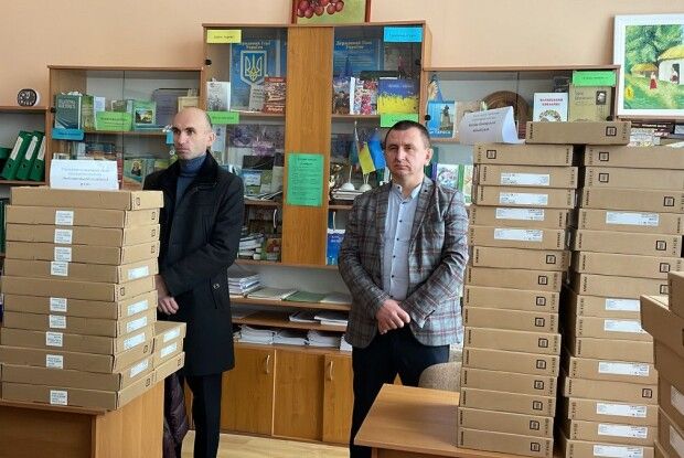 Вчителям Волині передали нові ноутбуки