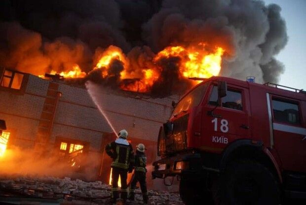 Окупанти обстріляли Святошинський район Києва: є загиблі, горить склад 