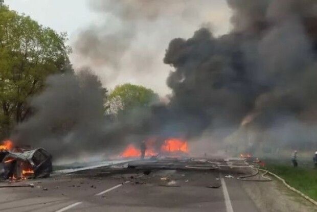 Якщо одні свідки ДТП на відео знімали, то інші - людей рятували