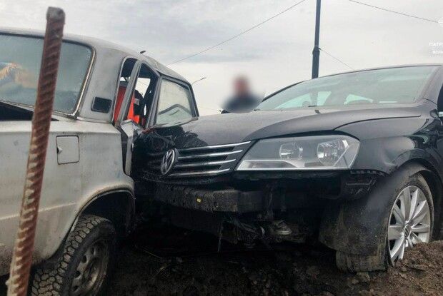 У Луцьку п’яний хлопець на викраденій машині протаранив паркан і врізався у припарковані авто  (Фото)