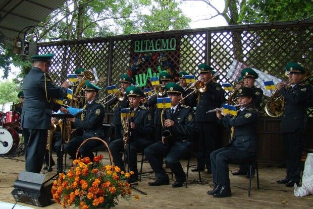 Казкові герої, вогняне шоу, пісенні вітання, подарунки і рибна юшка: у громаді на Волині відзначили день села (Фото)