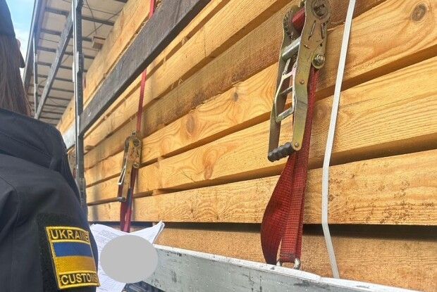 На Волині викрили спробу вивезення деревини з підробленими документами