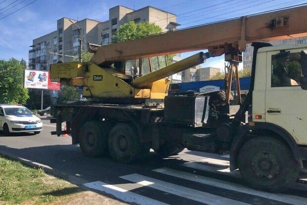 У Луцьку автокран збив маму з коляскою на переході: дитину госпіталізували