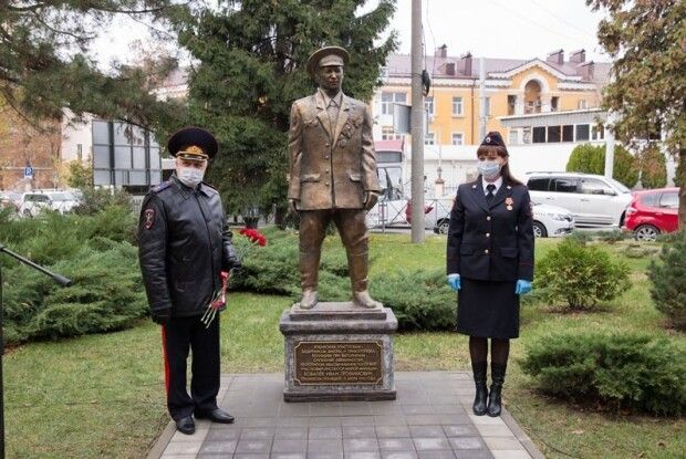 Мережі розвеселило фото пам'ятника міліціонерам в Росії