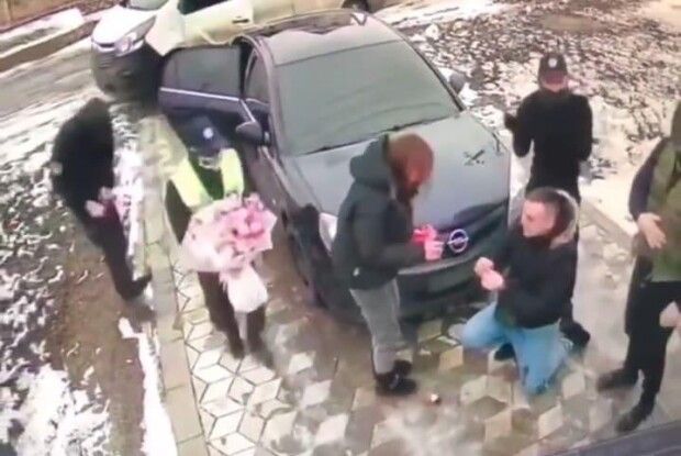 Українець оригінально освідчився своїй коханій: допомогли «копи» (Відео)
