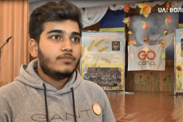 Луцькі школярі вчать англійську з волонтером із Індії