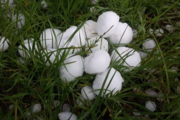 На Рівненщини випав величезний град (Відео)