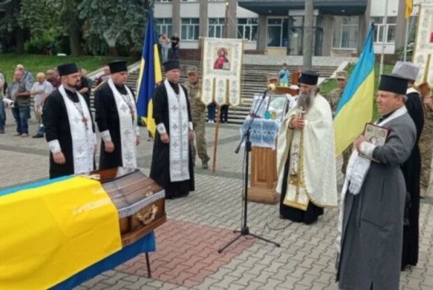 Відспівували шестеро священників: на Рівненщині попрощалися з полеглим Воїном