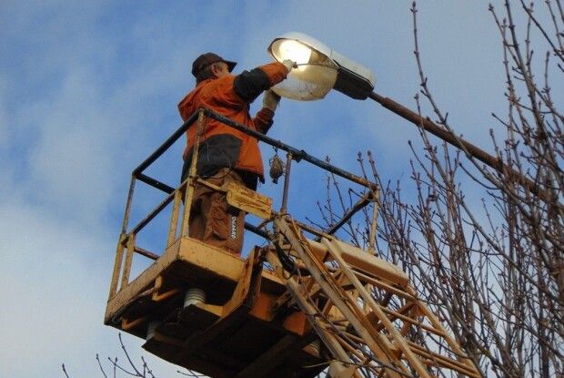 У громаді на Волині пояснили, чому вдень світяться ліхтарі