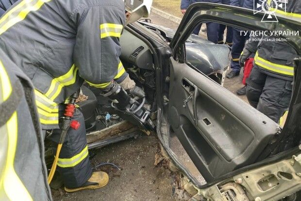 Рятувальники Ковельщини показали, як деблокують постраждалих з автівки (Відео)