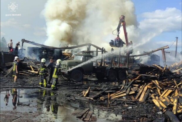 У селі на Волині спалахнула пилорама