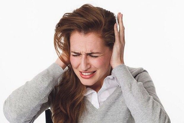 Ляля заховалась у ванній  і з усієї сили затулила вуха руками...