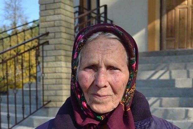 У 95 літ бабця Наталка допомагає бити Путіна
