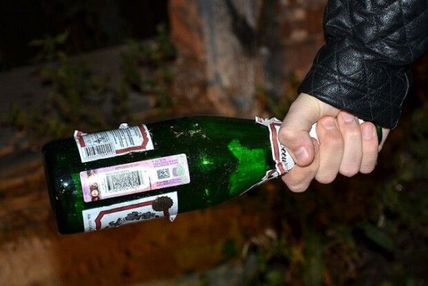 На Волині молодик побив розбитою пляшкою трьох людей