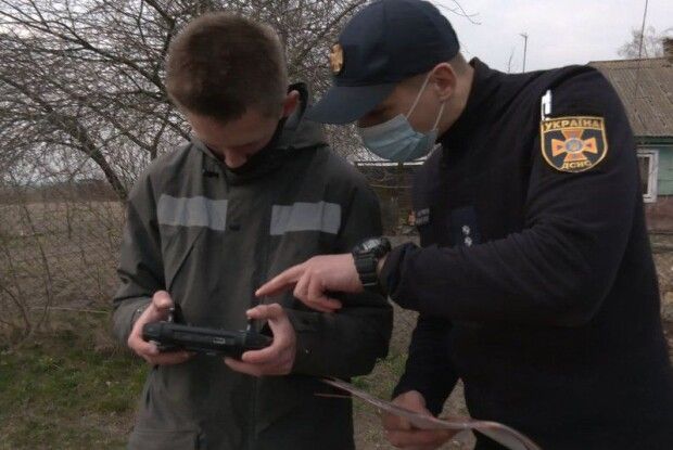 Волинянин за допомогою квадрокоптера допомагає рятувальникам шукати паліїв трави