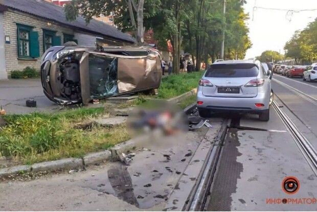 Аби врятувати постраждалих, перехожі самостійно підняли перевернуте через ДТП авто (Відео)