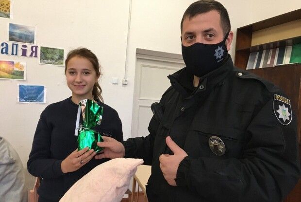 Поліцейський офіцер громади приїхав з подарунками до особливих волинян (Фото) 