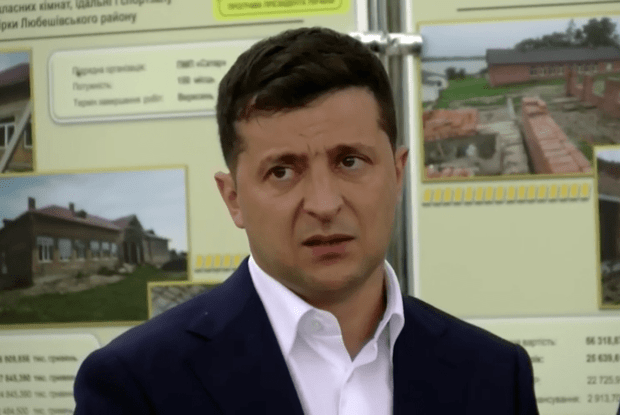 Зеленського на Волині зустріли зеленим крокодилом (Фото, відео)