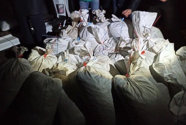 Водій, який перевозив каміння схоже на бурштин, пропонував патрульним тисячу євро 