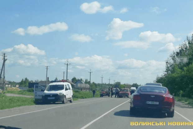Біля Луцька утворився великий затор через подвійну ДТП (Фото)