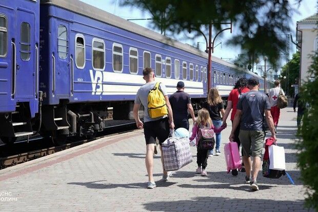 Люди продовжують тікати від війни на Волинь: як їх зустрічають (Фото)