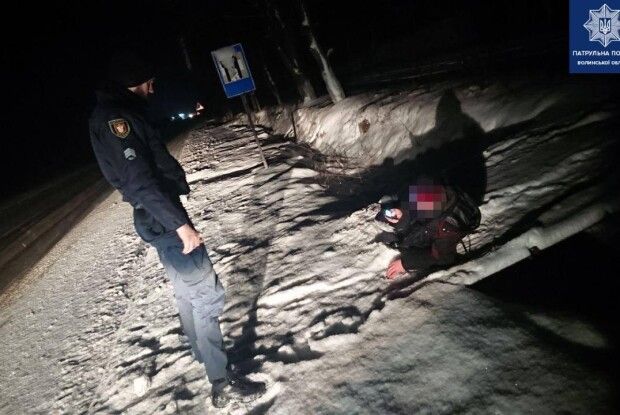 Патрульні врятували двох волинян, які замерзали в снігові (Фото)