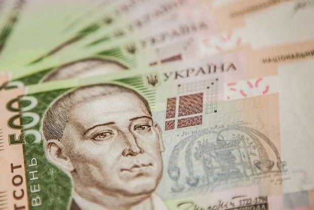 Гривня сміливо зацідила в пику євро
