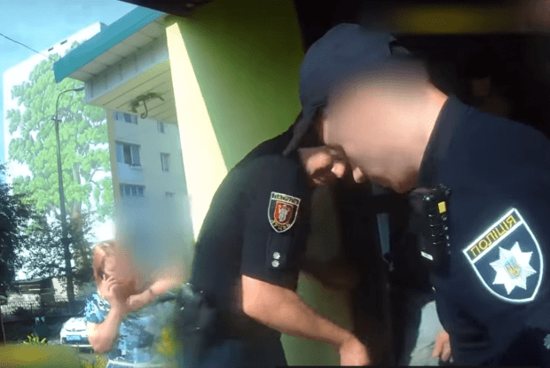 Патрульні визволили із «домашнього полону» пенсіонерку, в якої відмовили ноги (Відео)