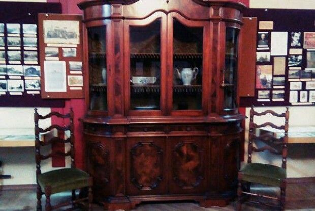 Колекція Ковельського історичного музею поповнилась кухонною шафою епохи класицизму 