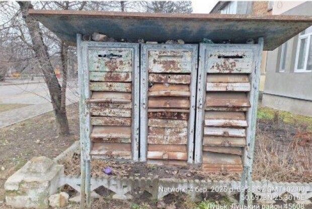 У Луцьку демонтують незаконні занедбані конструкції