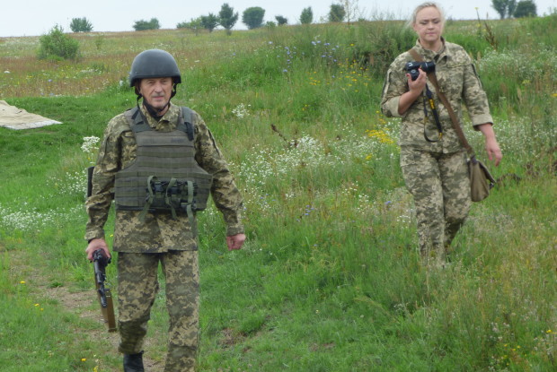 Черга з автомата Калашникова – від волинського губернатора