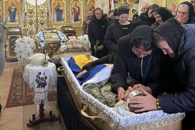 На Волині громада оплакувала захисника на встеленій квітами дорозі (Фото)