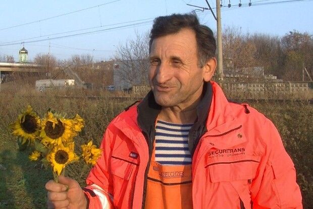 Неймовірно: лучанин засіяв чорнобривцями тисячу кілометрів узбіч волинських доріг (Фото, відео)