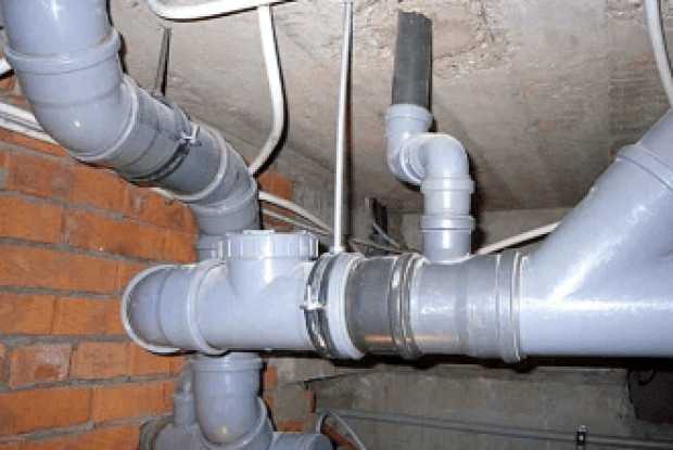 Мешканка Хмельниччини залишила без води будинок, змивши в унітаз котячий наповнювач