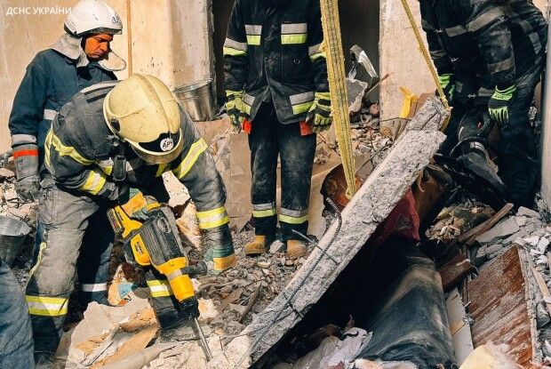 Під завалами в Одесі знайшли ще одну жінку з немовлям (Фото 18+)