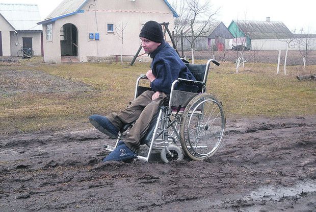 «Така дорога непрохідна не тільки для мого візка, а й навіть для танка»