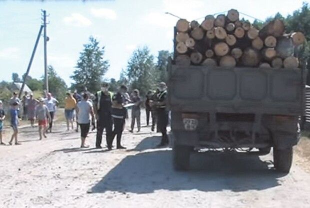 Люди перекривали дорогу і не давали вивозити деревину
