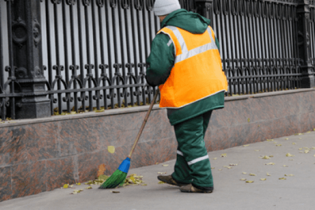 На Волині невакцинований шкільний двірник виграв суд у справі про відсторонення з роботи