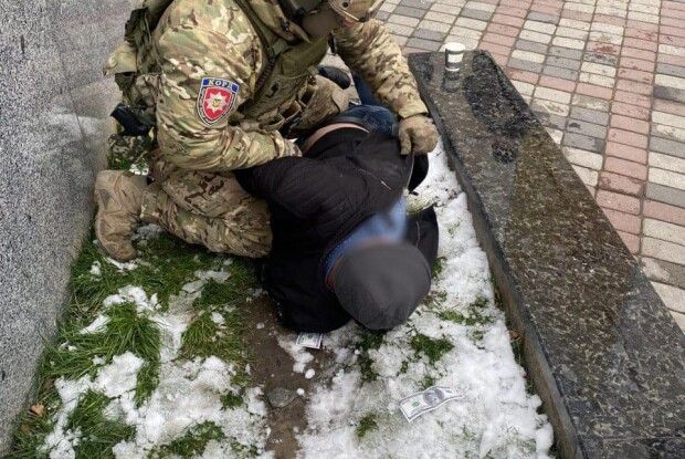 Мав 80 печаток: поліцейські викрили зловмисника, який заробляв на ухилянтах