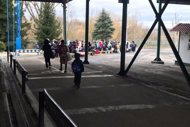 Потрібно побороти черги: На «Устилузі» – ажіотаж через ввезення авто