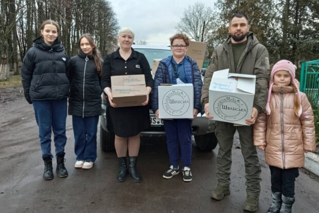 Напередодні Різдва новорічні подарунки поїхали з Волині на передову