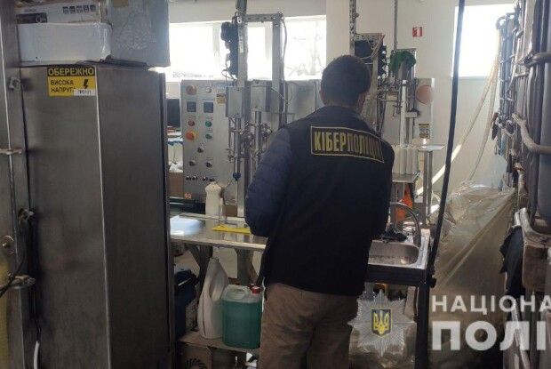 У Луцьку в цехах незаконно виготовляли пральний порошок, шампуні та інші миючі засоби (Фото)