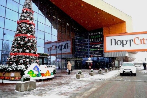 Біля популярного торгового центру побилися молодики (Відео)