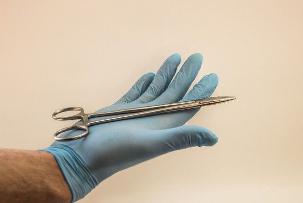 Хірурги волинської лікарні провели складні операції одразу двом пацієнтам (Фото 18+)