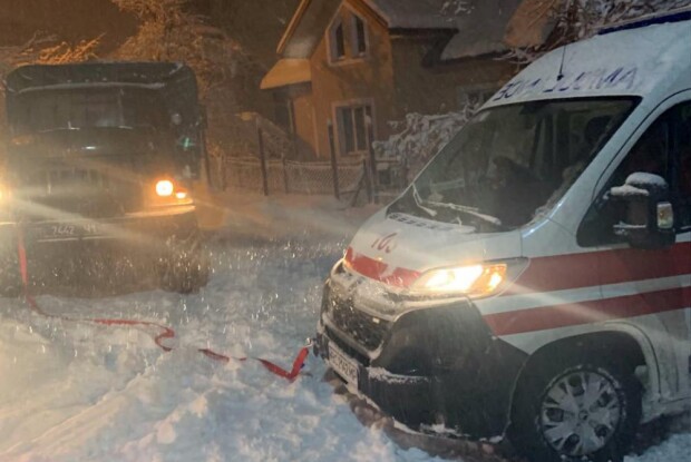 На Рівненщині автівка «швидкої» застрягла у заметах