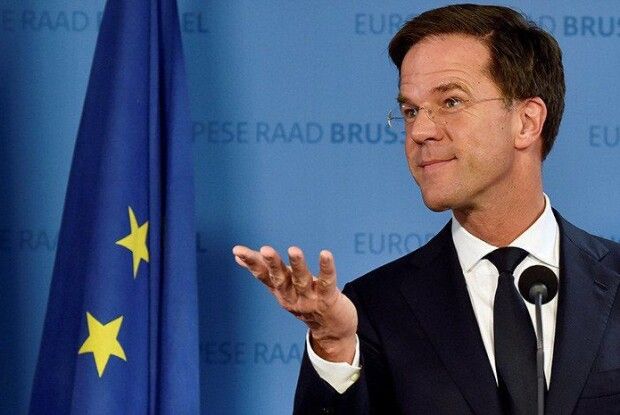 Прем'єр-міністр Нідерландів розлив каву в парламенті і власноруч вимив підлогу (Відео)