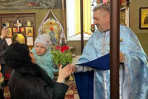 А на Волині після служби отець Роман роздаровує прихожанкам... квіти!