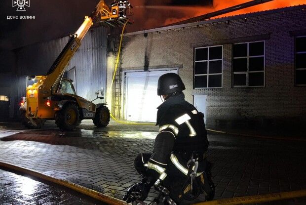 Рятувальники Волині ліквідували пожежу, що виникла внаслідок ворожого обстрілу сьогодні вночі